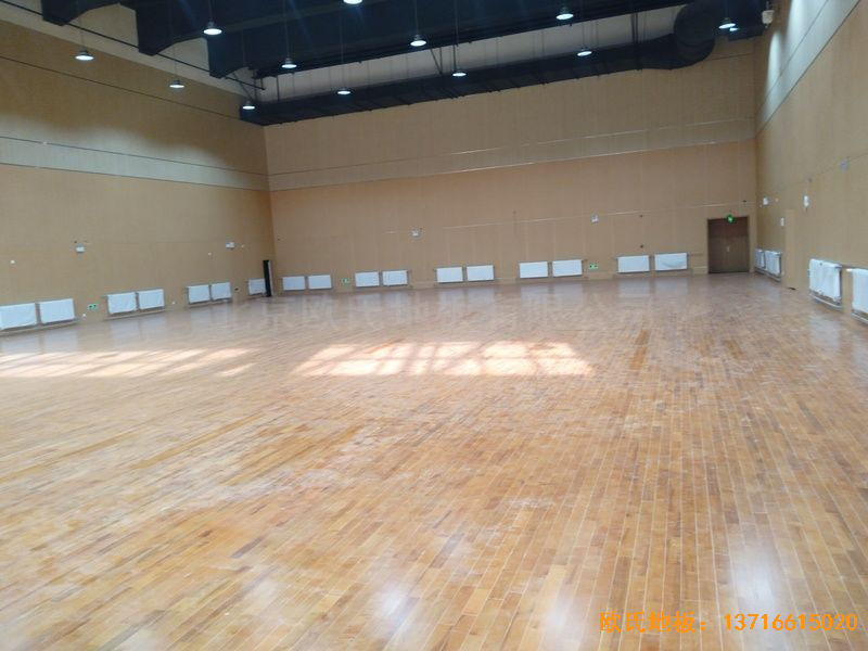 山東青島市李滄區(qū)佛耳崖小學(xué)體育木地板安裝案例