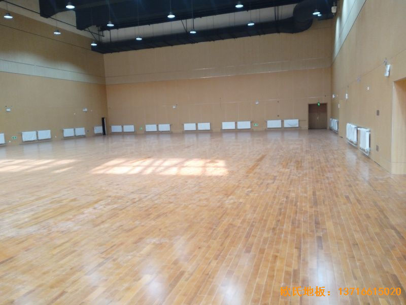 山東青島市李滄區(qū)佛耳崖小學(xué)體育木地板安裝案例