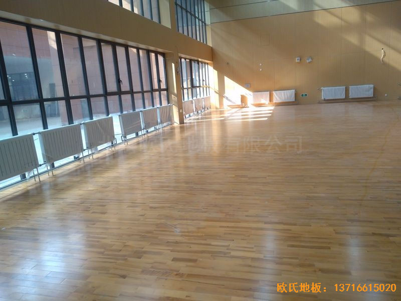 山東青島市李滄區(qū)佛耳崖小學(xué)體育木地板安裝案例