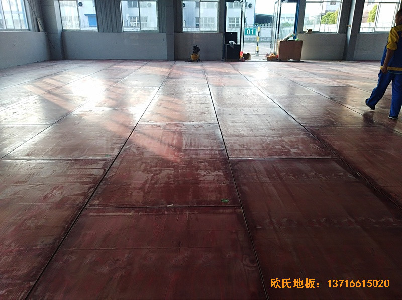 安徽懷寧縣新明源電力公司羽毛球館運(yùn)動木地板施工案例4