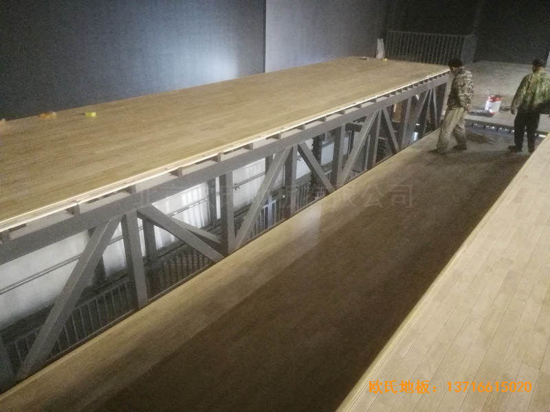 河北承德灤平一中升降舞臺(tái)體育木地板鋪設(shè)案例2