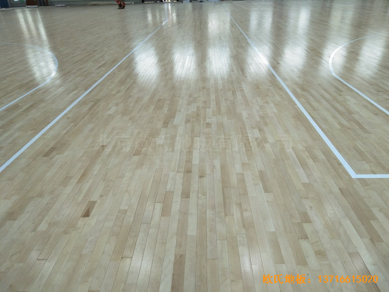 江蘇新能源科技公司籃球館運(yùn)動(dòng)木地板安裝案例3