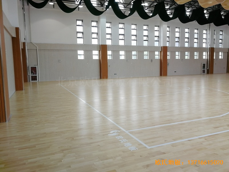烏魯木齊達(dá)坂城中學(xué)籃球館運(yùn)動(dòng)地板安裝案例4