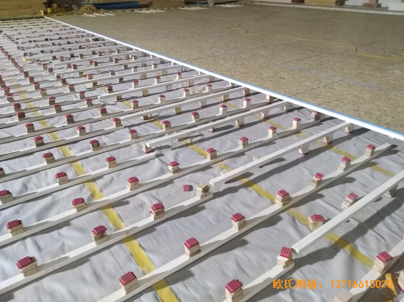 湖北黃岡蘄春收費(fèi)站籃球館運(yùn)動(dòng)木地板鋪設(shè)案例2