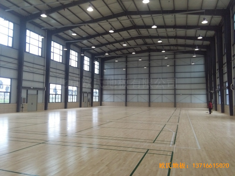 云南澄江縣社區(qū)活動中心體育木地板安裝案例5