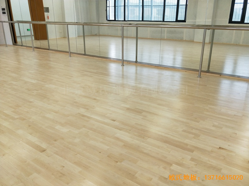 四川宜賓五糧液白酒學(xué)院運(yùn)動(dòng)館體育木地板鋪設(shè)案例3