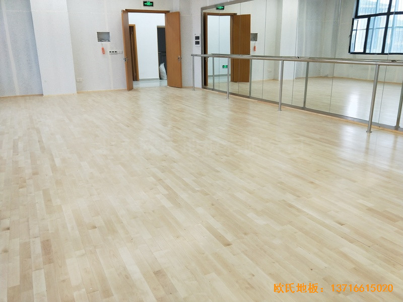 四川宜賓五糧液白酒學(xué)院運(yùn)動(dòng)館體育木地板鋪設(shè)案例4