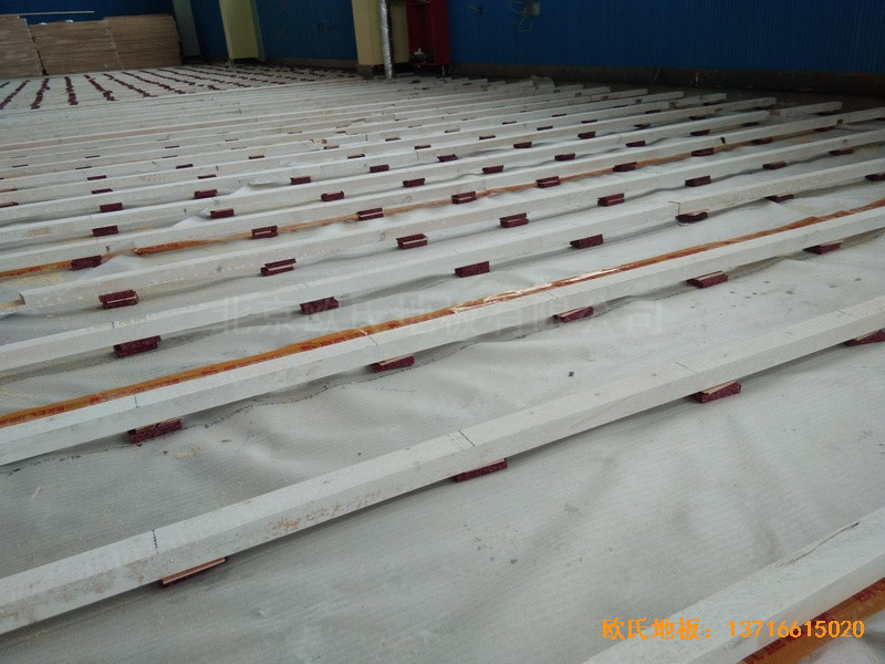 山東李滄徐水路小學(xué)籃球館運(yùn)動(dòng)木地板鋪設(shè)案例1