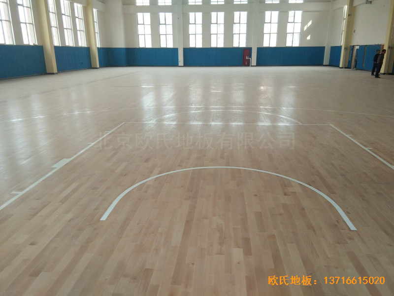 山東李滄徐水路小學(xué)籃球館運(yùn)動(dòng)木地板鋪設(shè)案例3