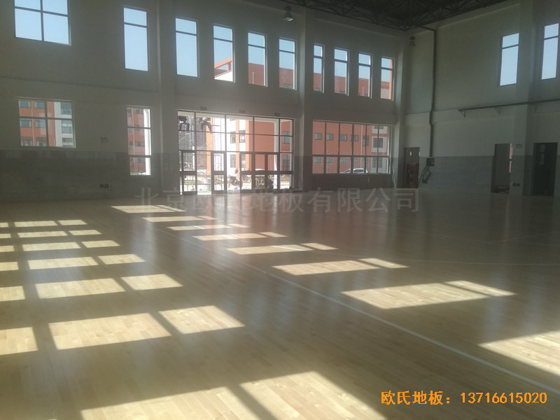 山東沾化第三實(shí)驗(yàn)小學(xué)體育館運(yùn)動(dòng)木地板安裝案例5