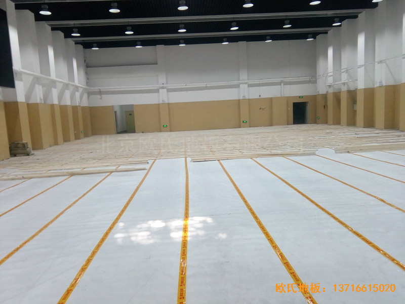 山東濟(jì)南歷下區(qū)燕山學(xué)校籃球館運(yùn)動地板鋪設(shè)案例2