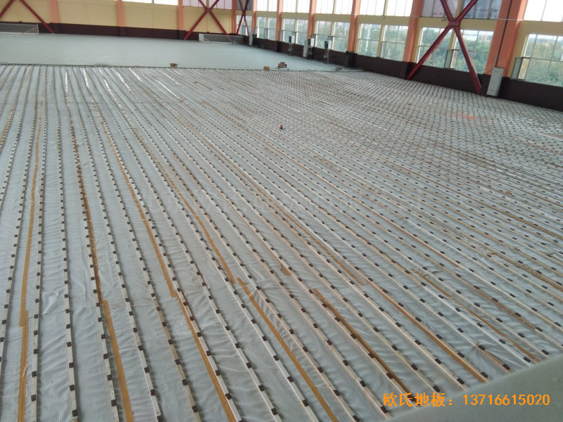 山東濟(jì)南章丘雙語學(xué)校籃球館運(yùn)動(dòng)木地板安裝案例1