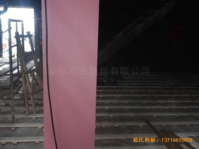 河北承德灤平一中升降舞臺(tái)體育木地板鋪設(shè)案例
