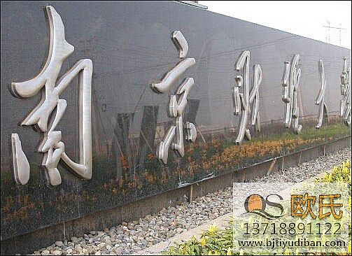 南京財(cái)經(jīng)大學(xué)乒乓球館地膠鋪設(shè)完成