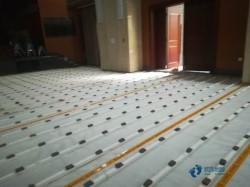 普通運(yùn)動(dòng)場(chǎng)地板施工隊(duì)